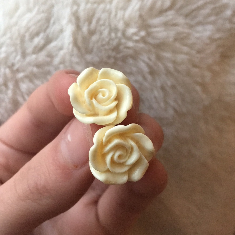 Off white rose earrings